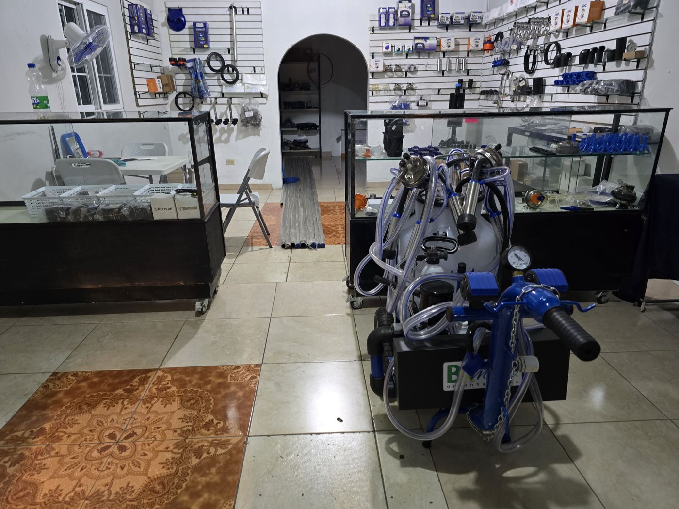 Ordeñadora móvil BRmilk con tanque inox y colector, foto real en la tienda de Agro Ordeño, Bugaba, Chiriquí