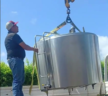 Instalación de tanque de enfriamiento acero inoxidable en finca — Agro Ordeño Chiriquí